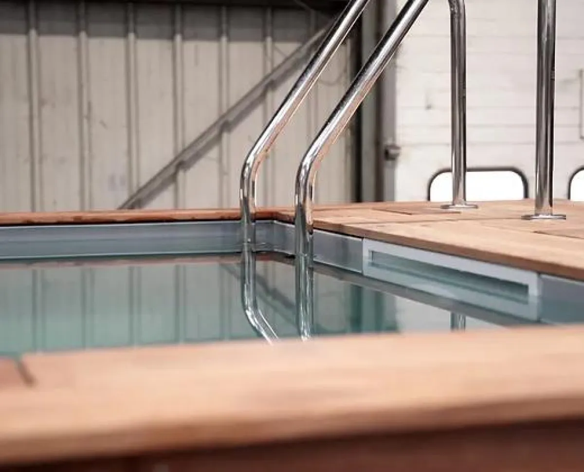 Pre-assembled 40-foot container pool