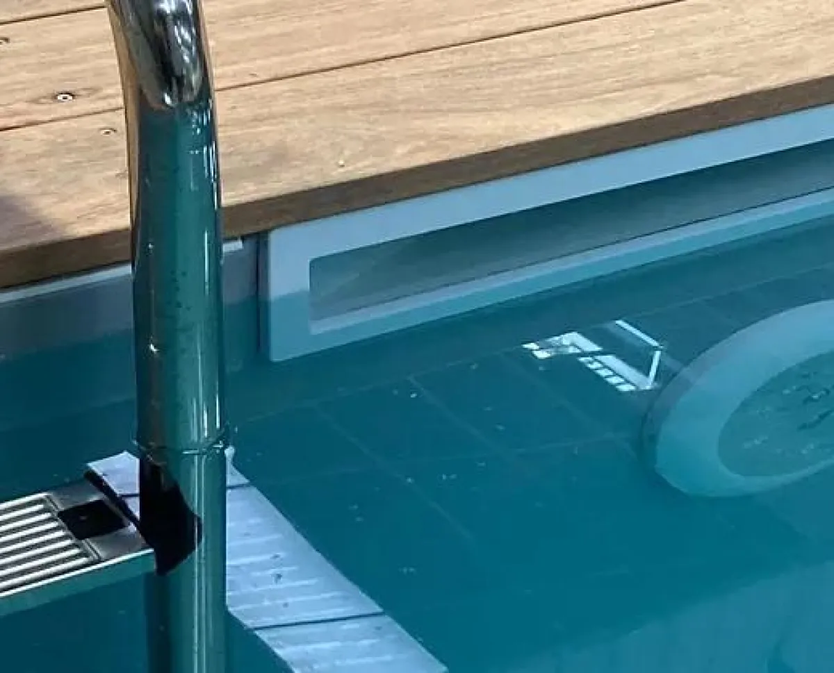 Pre-assembled 40-foot container pool