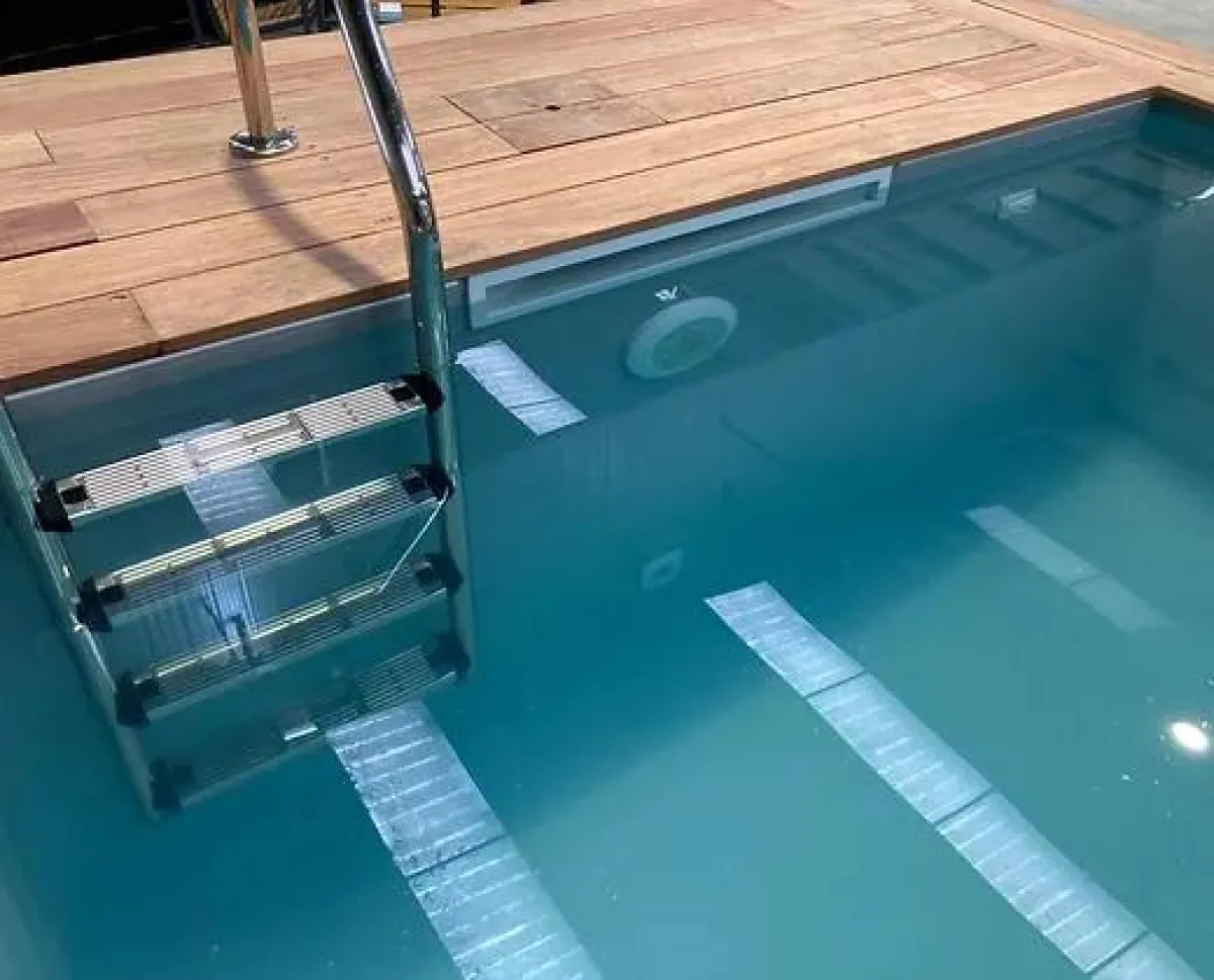Pre-assembled 40-foot container pool