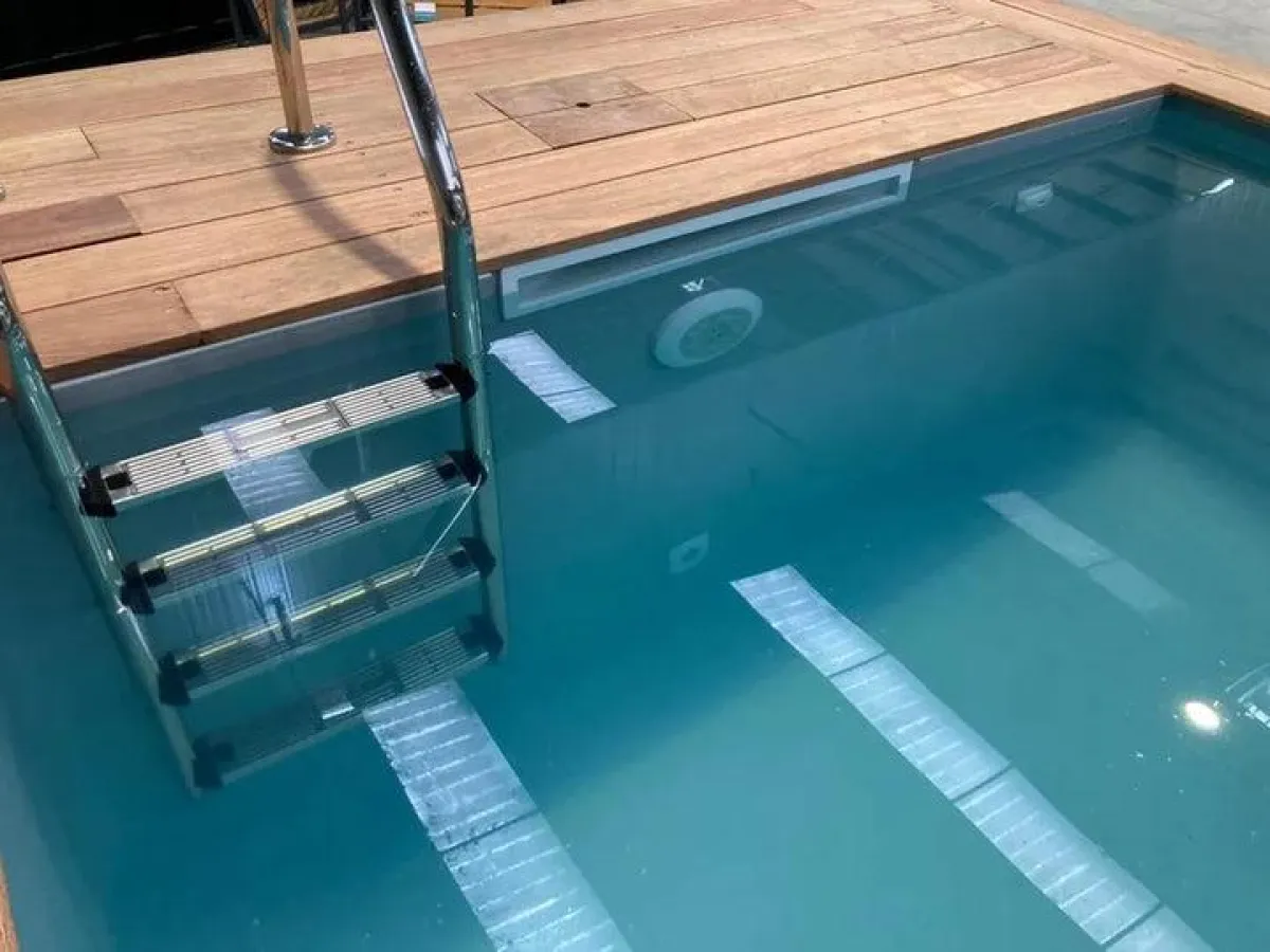 20-foot LC 15' container pool