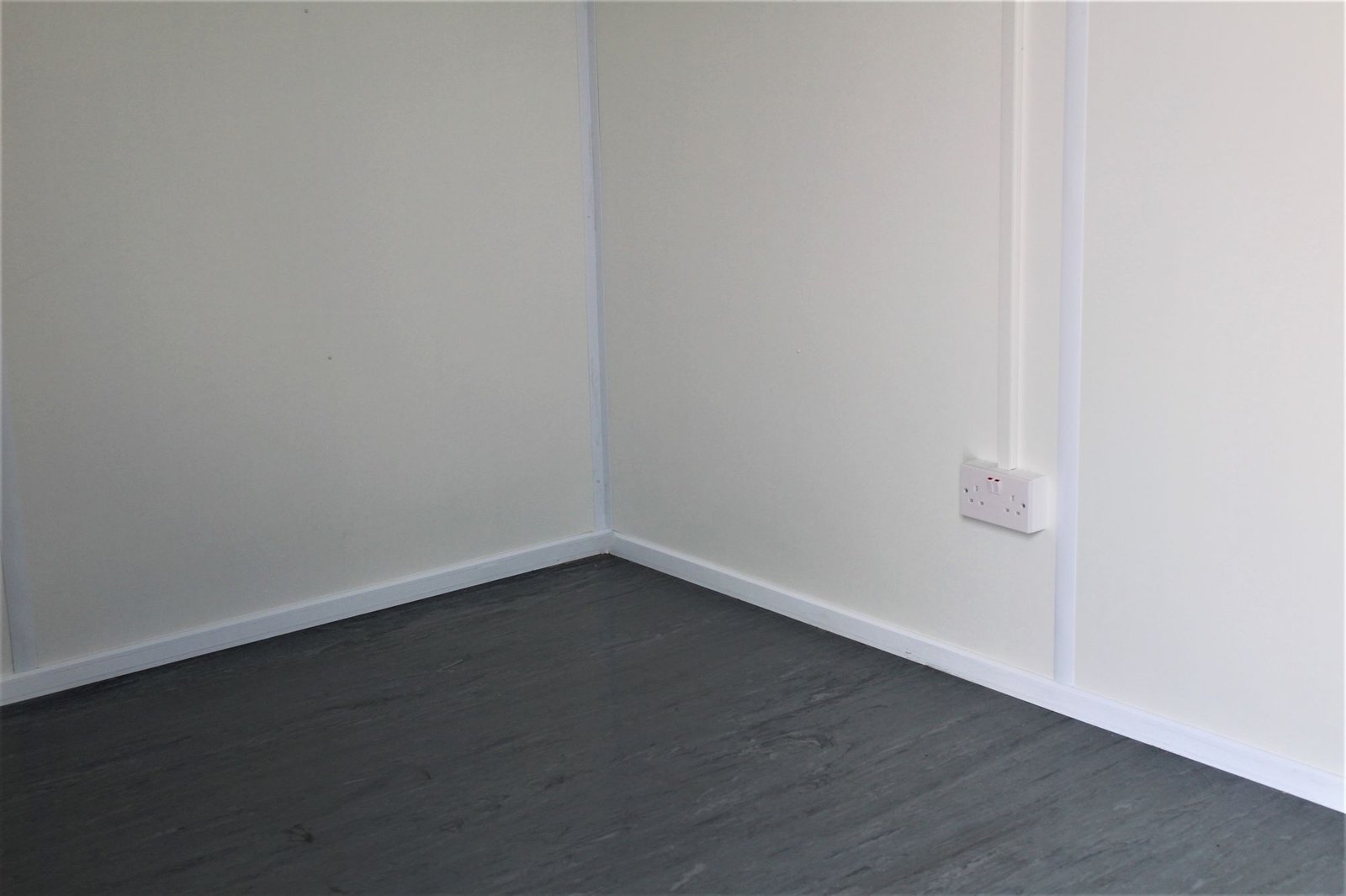 Contenedor oficina 20 pies con 2 ventanas
