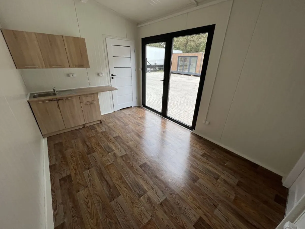 Wohn- / Bürotekiosk 24 m², 8 × 3 × 3 m