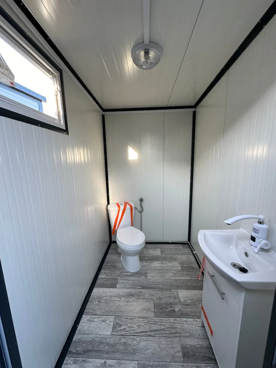 Doppelter Sanitärcontainer 3,00 × 2,00 m