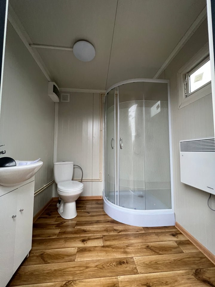 Container sanitaire 2,00 × 2,00 m WC + douche + citerne
