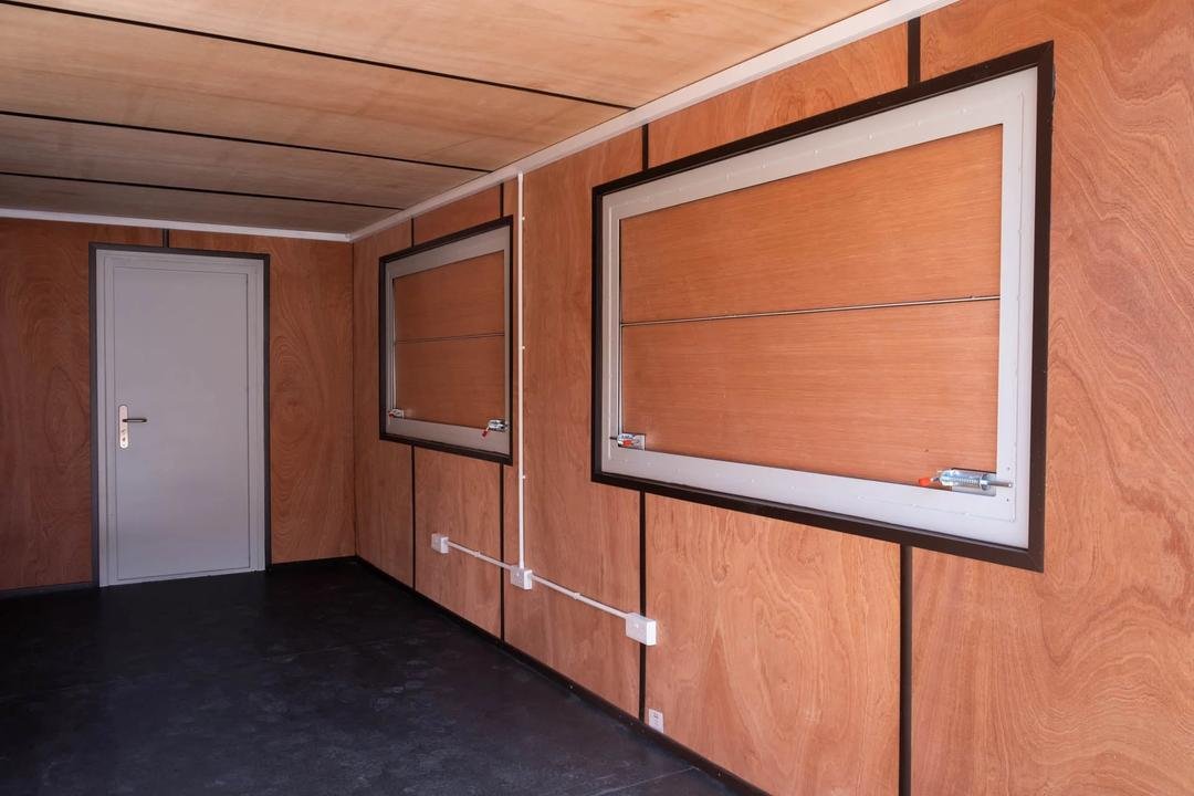 20' container with double service hatch