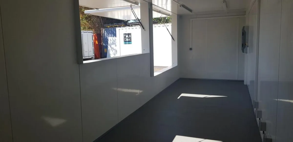 40' bar-container met houten bekleding