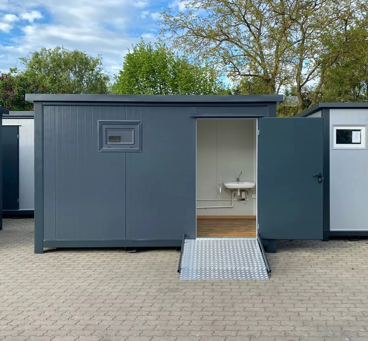 Toegankelijke sanitaire container met oprijplaat