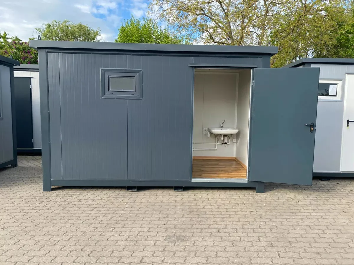 Toegankelijke sanitaire container met oprijplaat