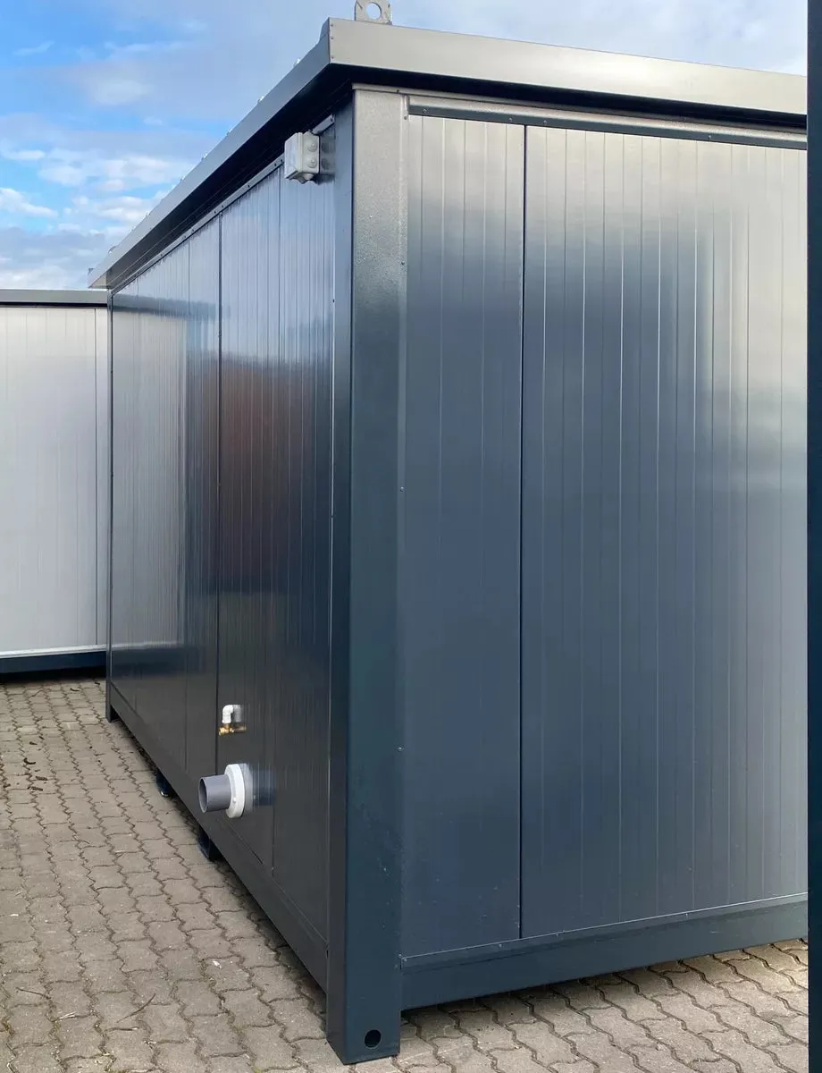 Toegankelijke sanitaire container met oprijplaat