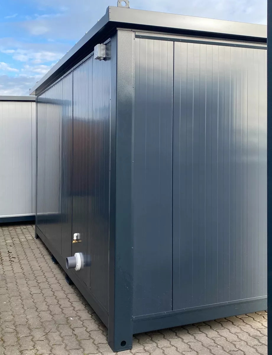 Barrierefreier Sanitärcontainer mit Zugangsrampe
