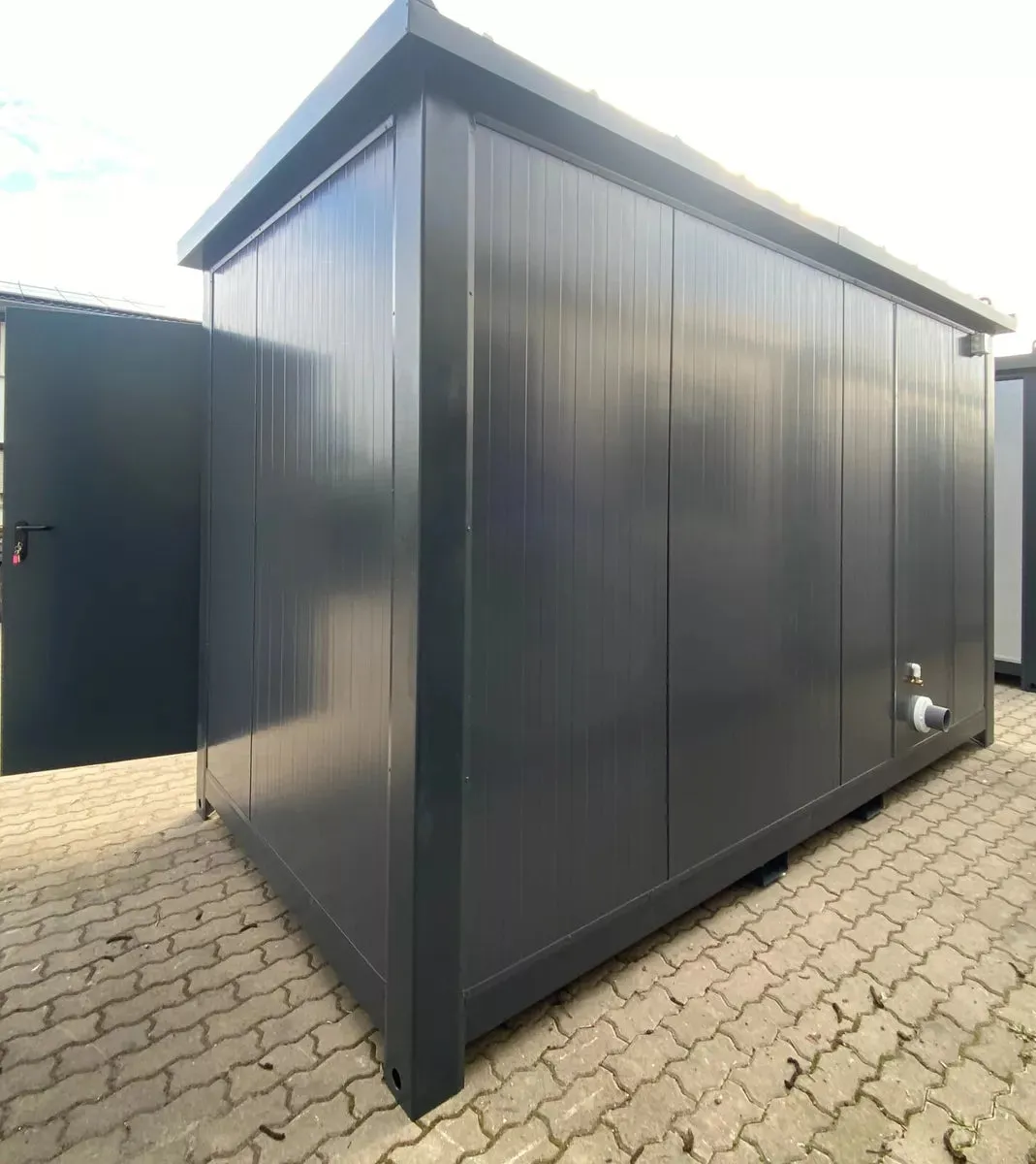 Toegankelijke sanitaire container met oprijplaat