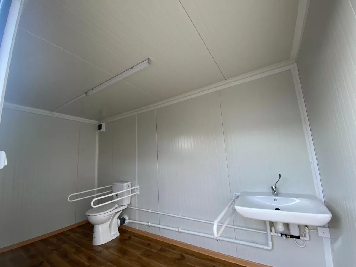 Barrierefreier Sanitärcontainer mit Zugangsrampe