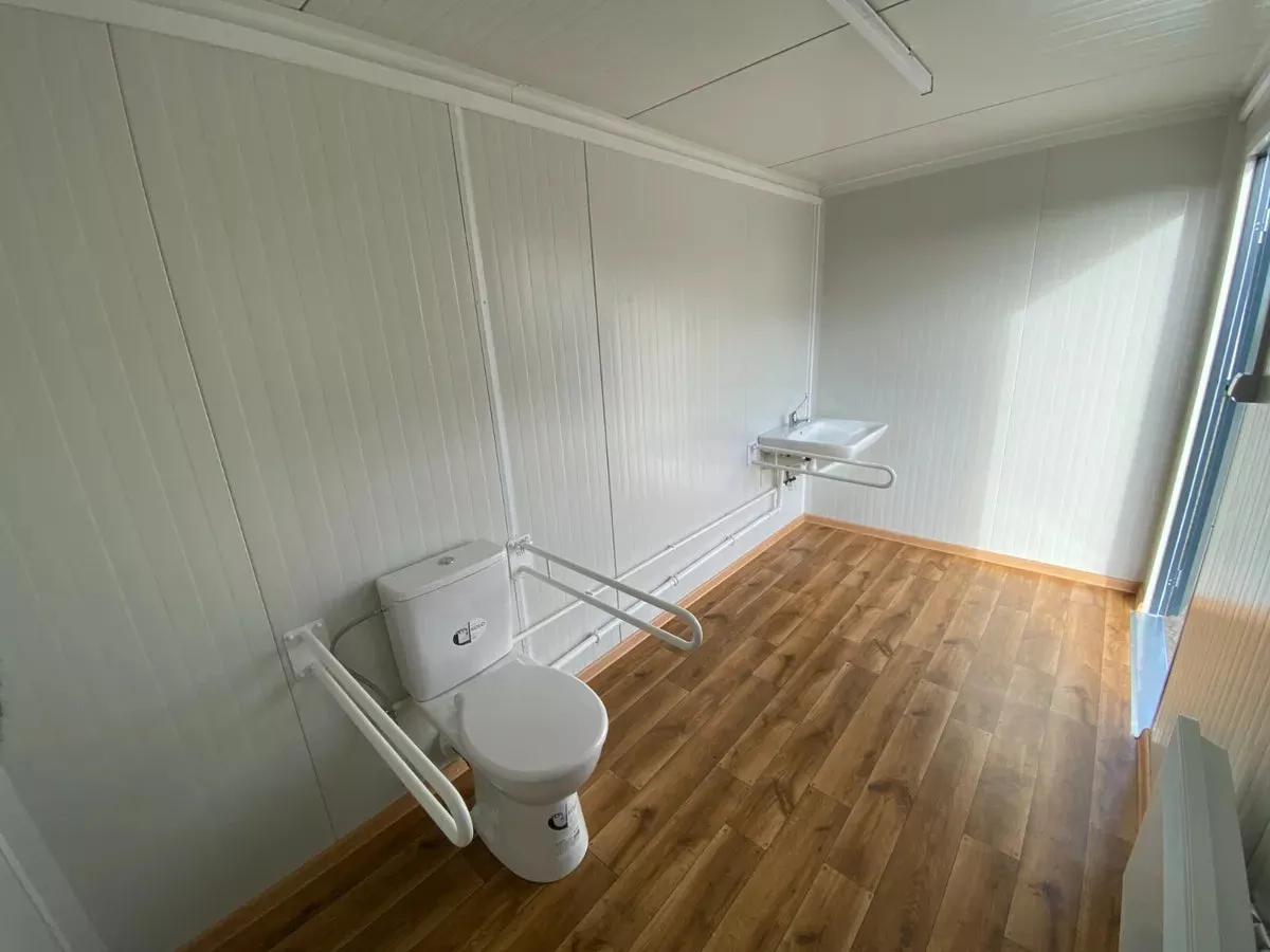 Toegankelijke sanitaire container met oprijplaat