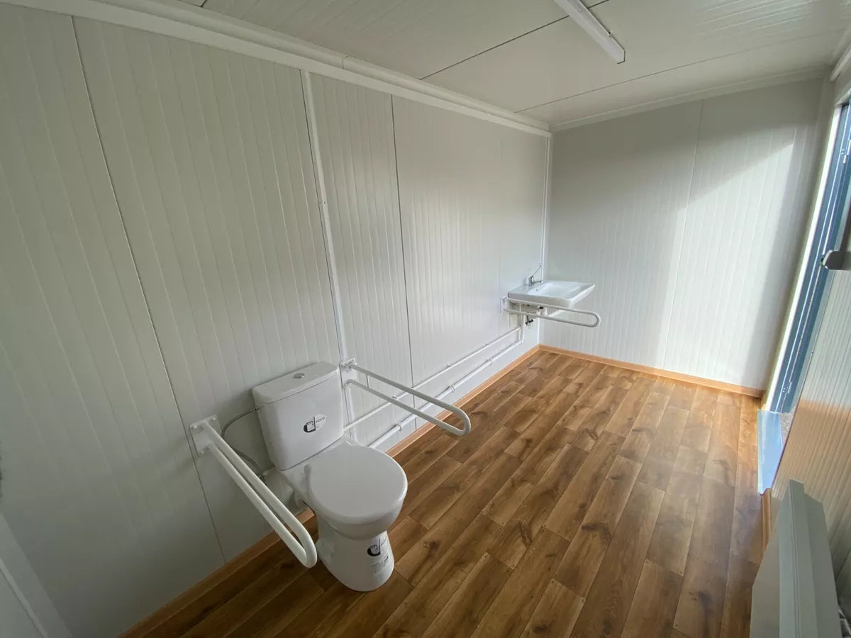 Barrierefreier Sanitärcontainer mit Zugangsrampe
