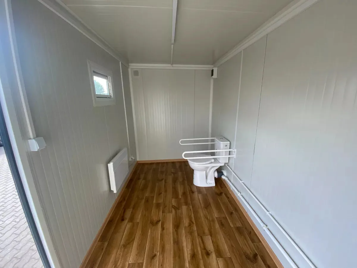Toegankelijke sanitaire container met oprijplaat