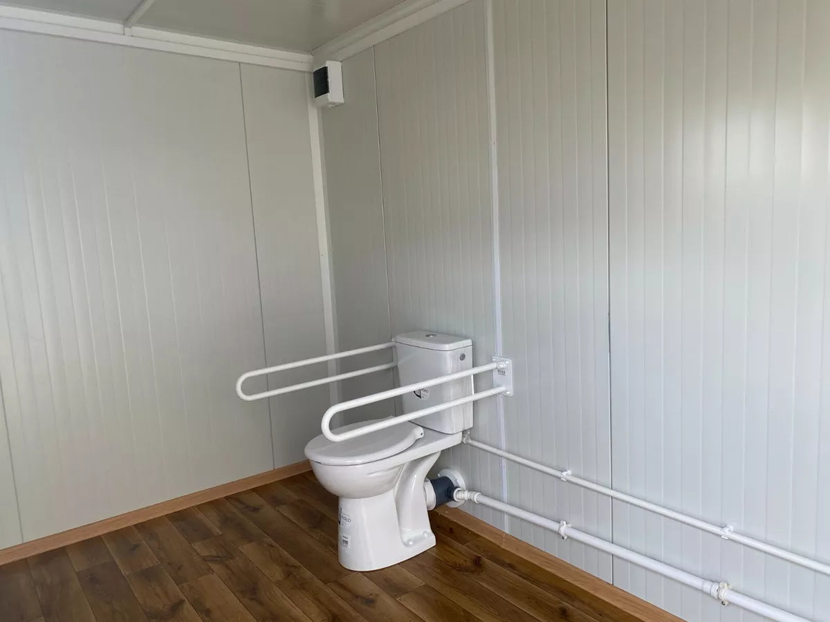 Barrierefreier Sanitärcontainer mit Zugangsrampe