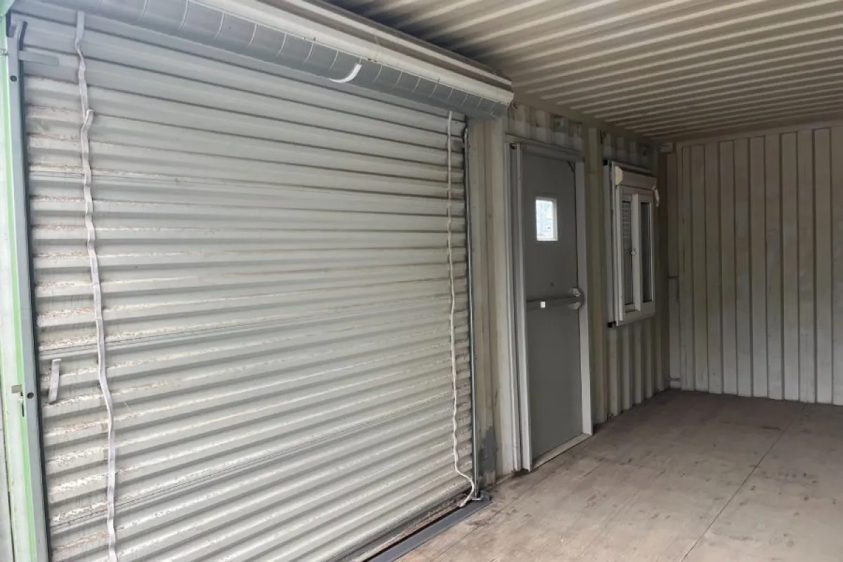 Container 20' modificato, finestra + porta avvolgibile