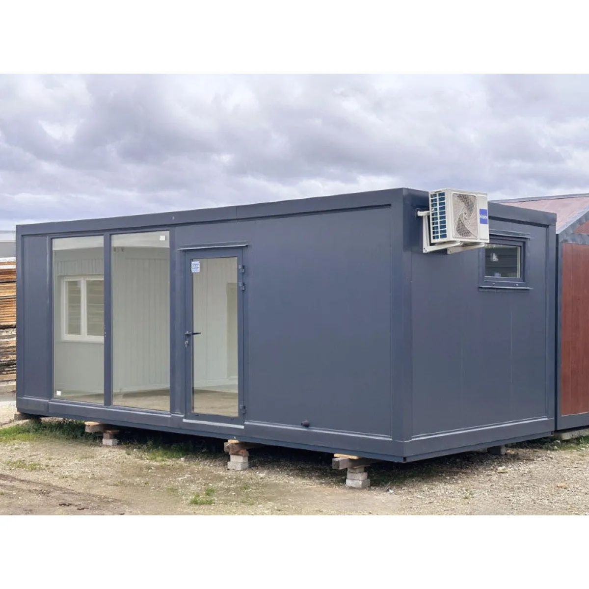 Container negozio sopraelevato 7 × 3 m, vetrine + clima + WC