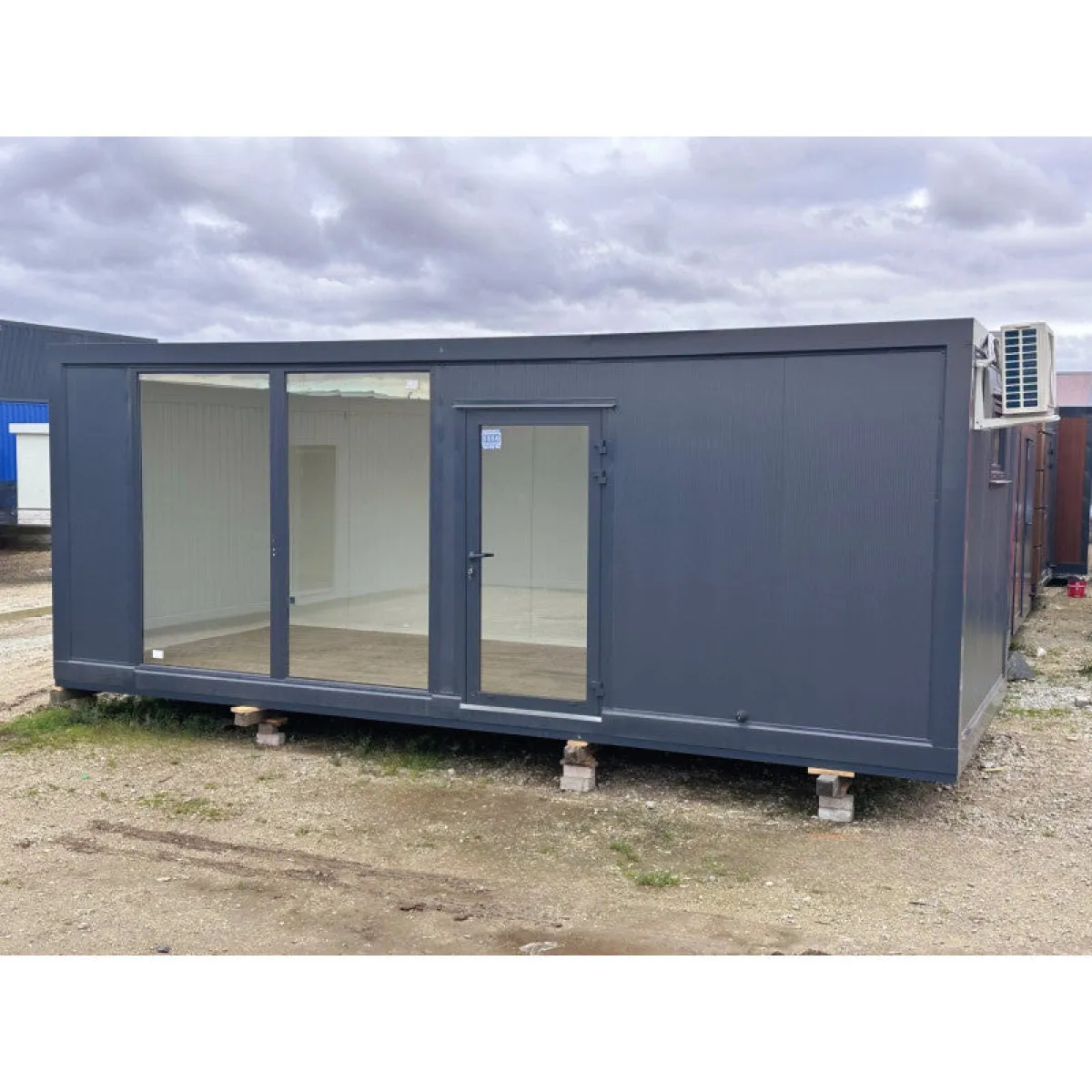 Container negozio sopraelevato 7 × 3 m, vetrine + clima + WC