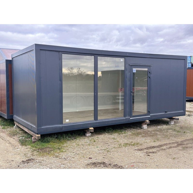Verhoogde winkelcontainer 7 × 3 m, etalages + airco + wc