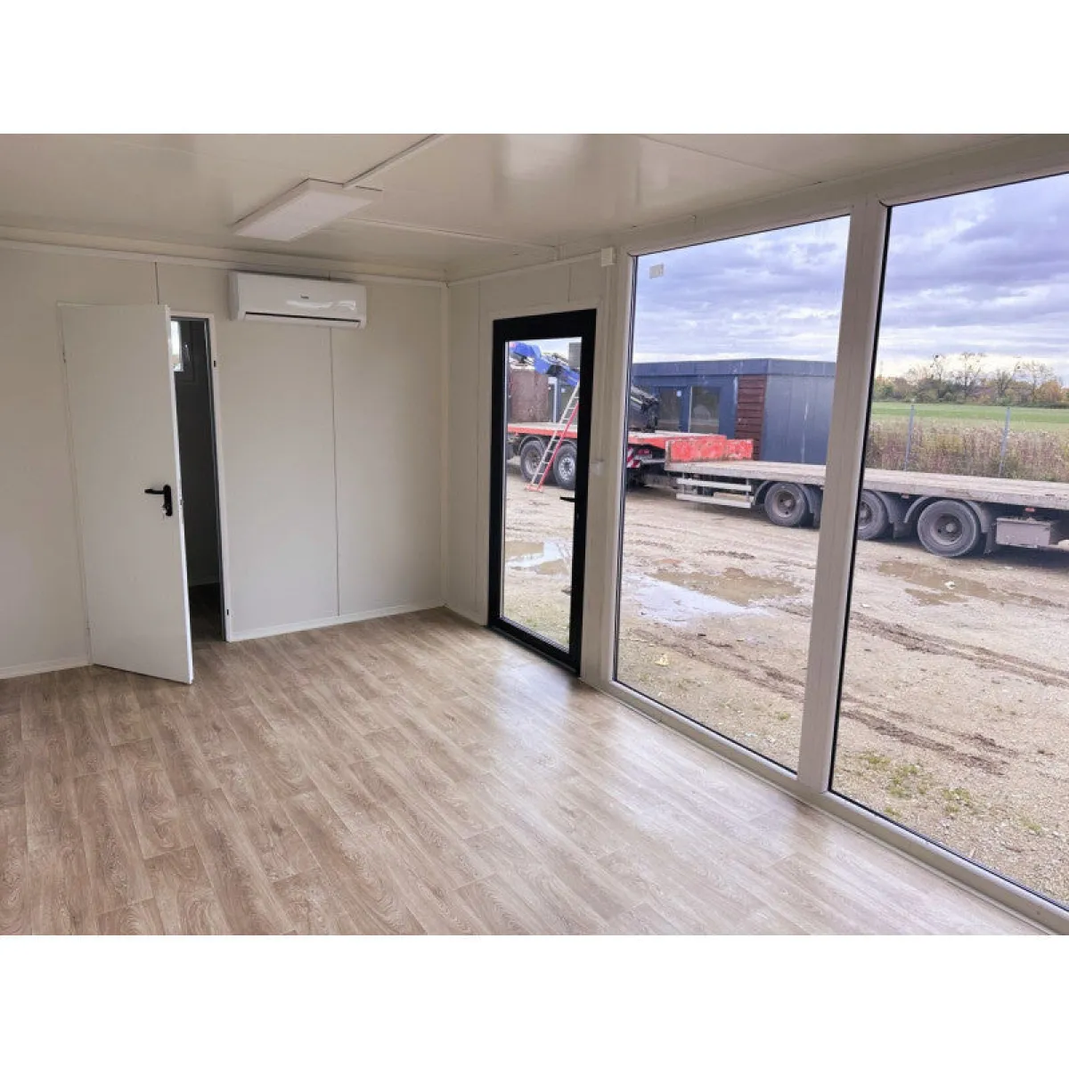 Container negozio sopraelevato 7 × 3 m, vetrine + clima + WC