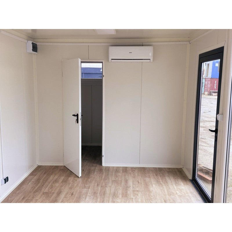 Verhoogde winkelcontainer 7 × 3 m, etalages + airco + wc