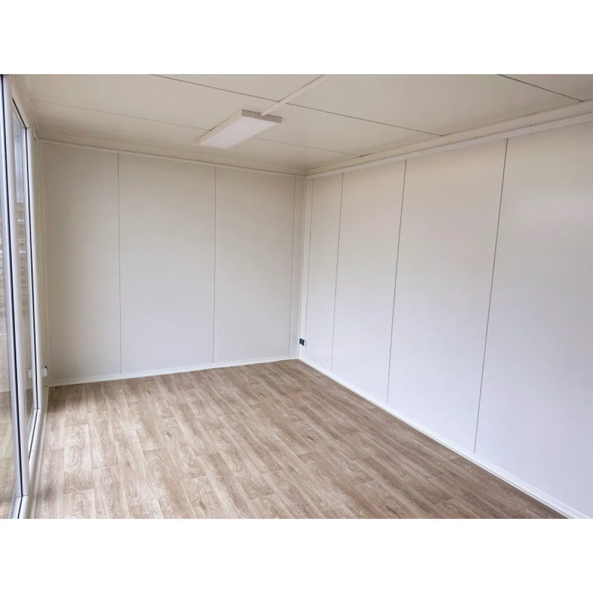 Container negozio sopraelevato 7 × 3 m, vetrine + clima + WC