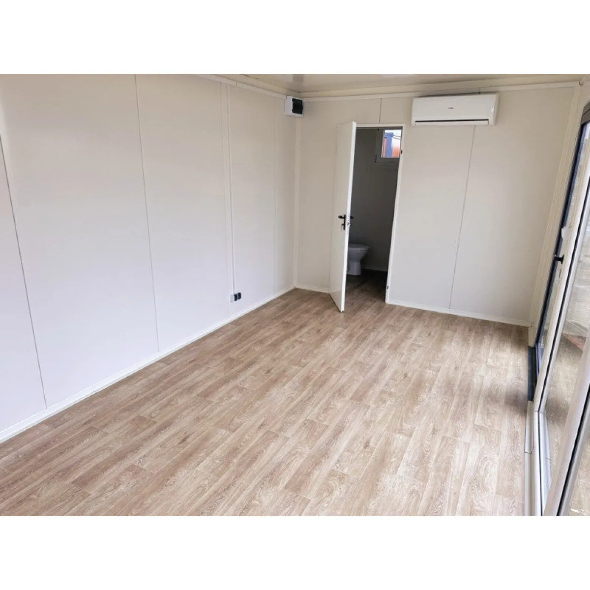 Container negozio sopraelevato 7 × 3 m, vetrine + clima + WC