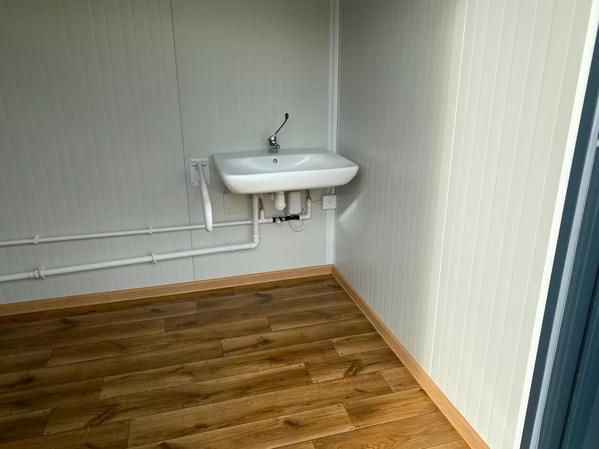 Barrierefreier Sanitärcontainer mit Zugangsrampe