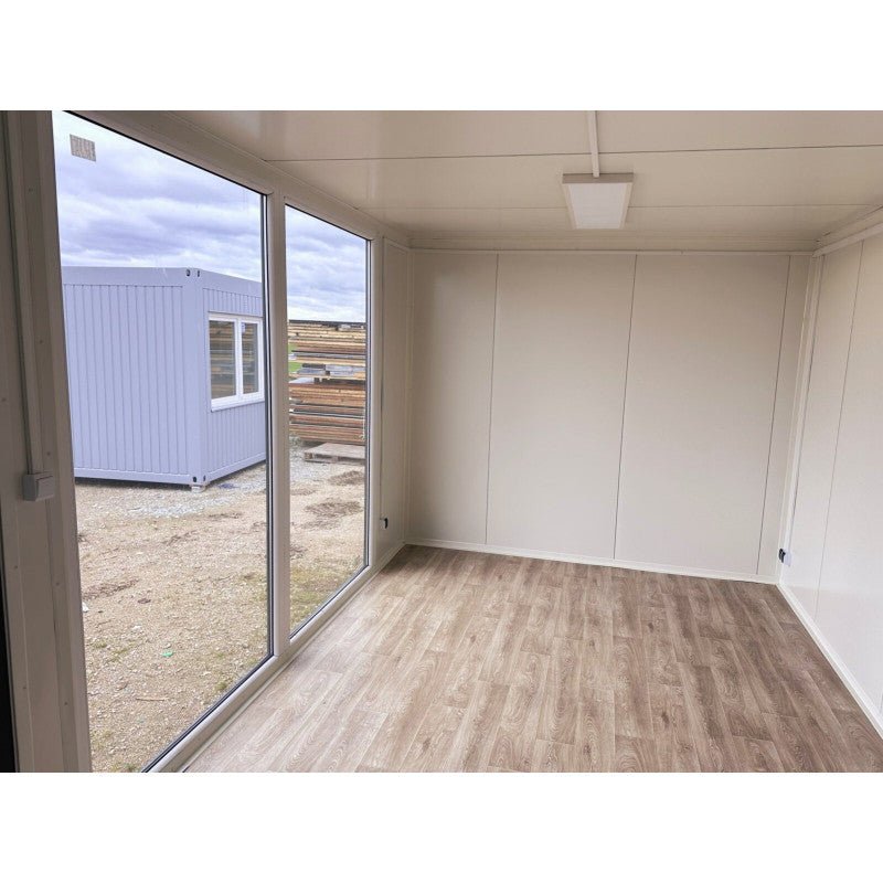 Verhoogde winkelcontainer 7 × 3 m, etalages + airco + wc