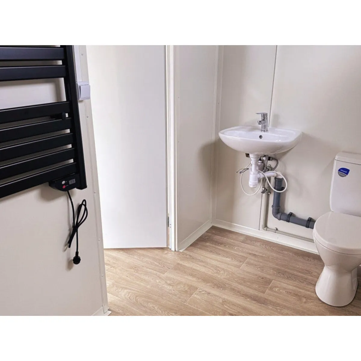 Container negozio sopraelevato 7 × 3 m, vetrine + clima + WC