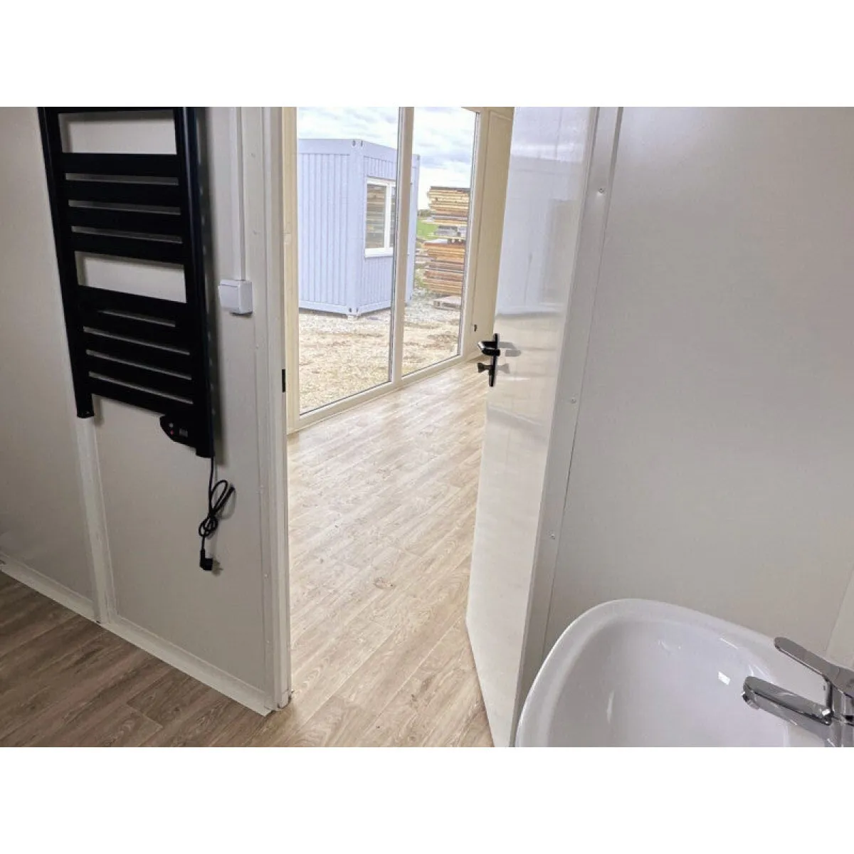 Container negozio sopraelevato 7 × 3 m, vetrine + clima + WC