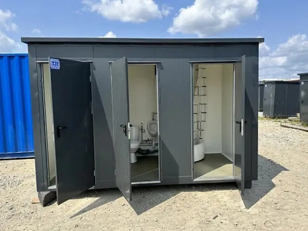 Sanitaire container met 3 onafhankelijke cabines