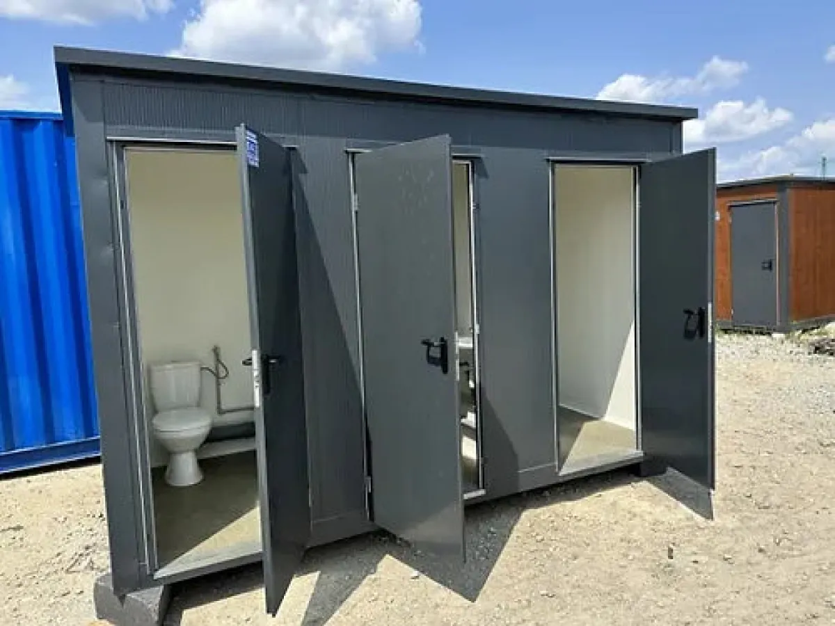 Sanitaire container met 3 onafhankelijke cabines
