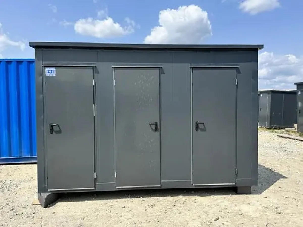 Sanitaire container met 3 onafhankelijke cabines