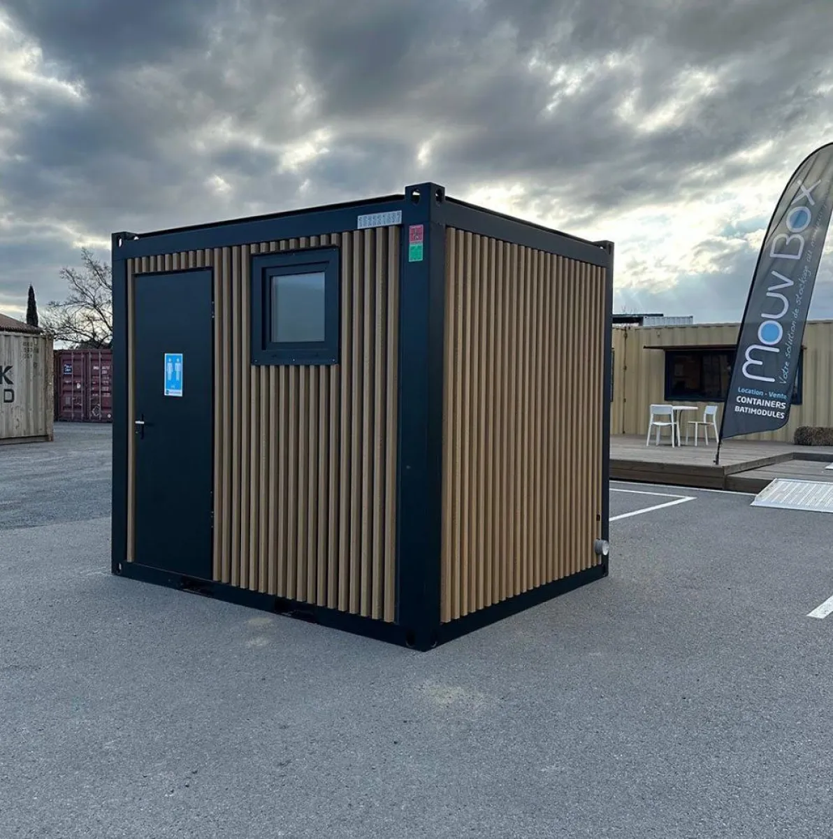 Volledige 10'-sanitaire module, stalen bekleding in houtlook
