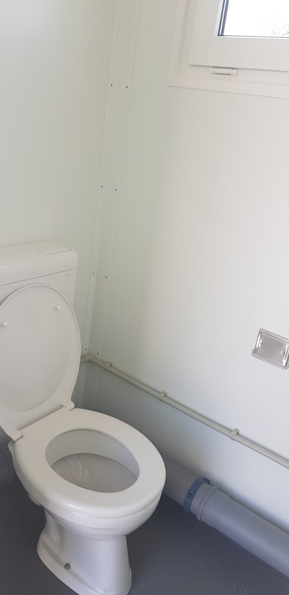 Módulo sanitario 10' completo con revestimiento de acero tipo madera