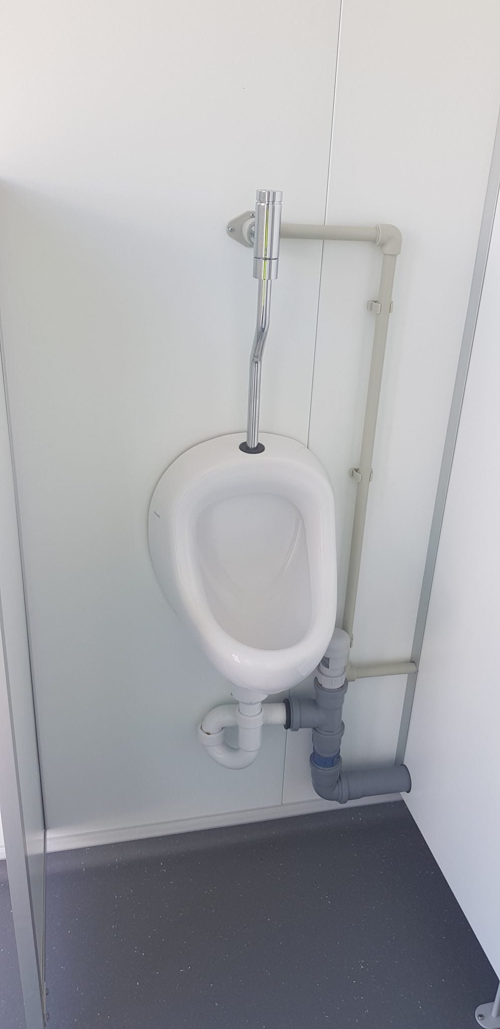 Módulo sanitario 10' completo con revestimiento de acero tipo madera