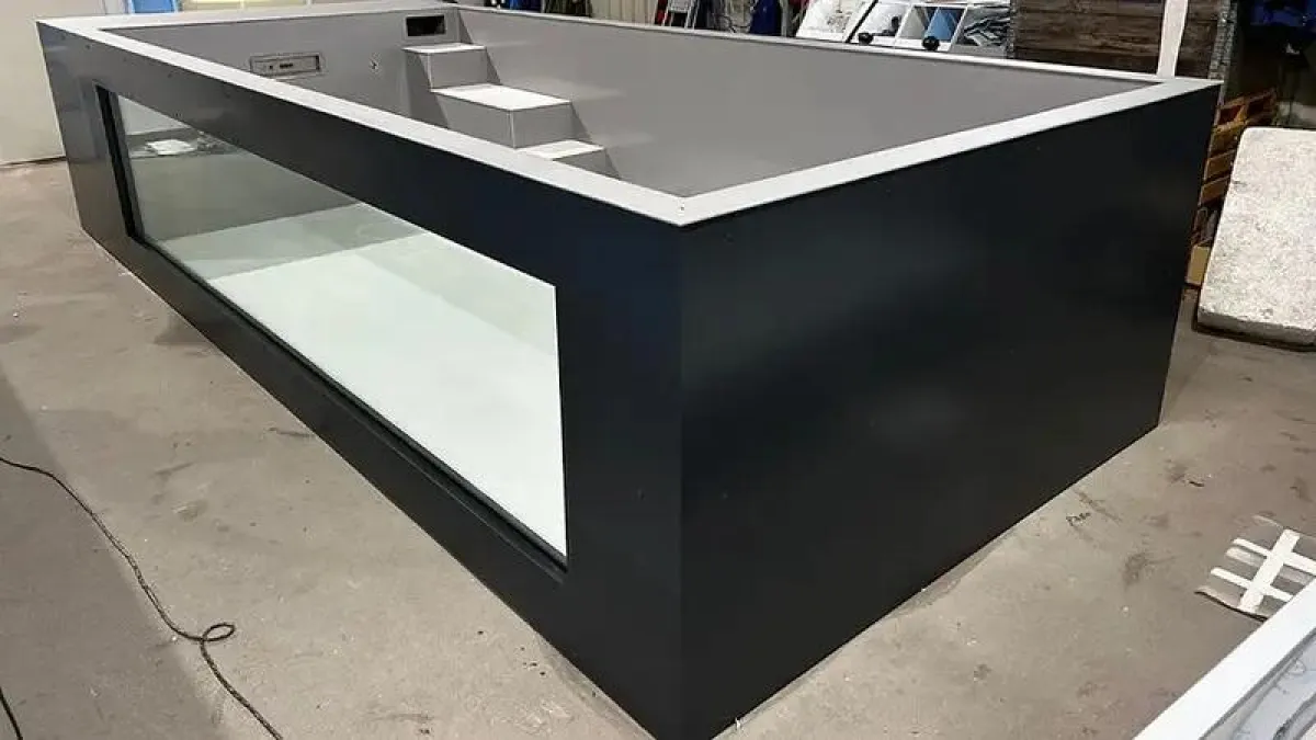 Polypropylen-Pool 6,5 × 2,5 m mit 4-m-Fenster